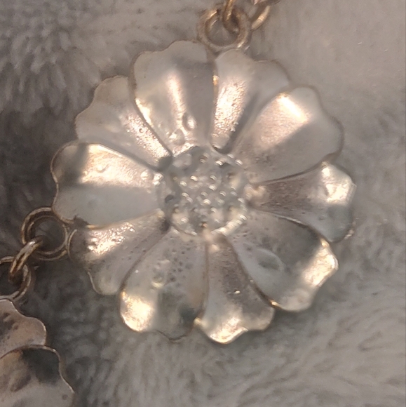 Beautiful and different flower necklace. - Picture 2 of 2
